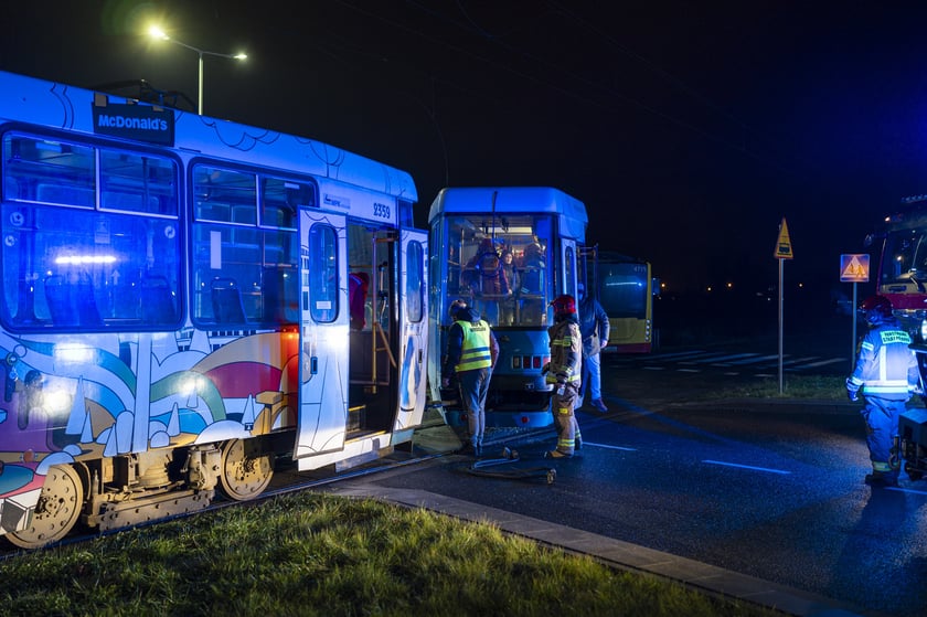 Tramwaj nr 10 wjechał w bok autobusu nr 107. Cztery osoby są lekko ranne